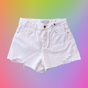 NWT 🎨 ZARA ripped high rise denim shorts in white. SIZE 4